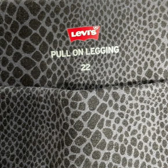 NWOT Levi’s Pull On Leggings Black Gray Repty Snake Print 22 - Picture 11 of 16